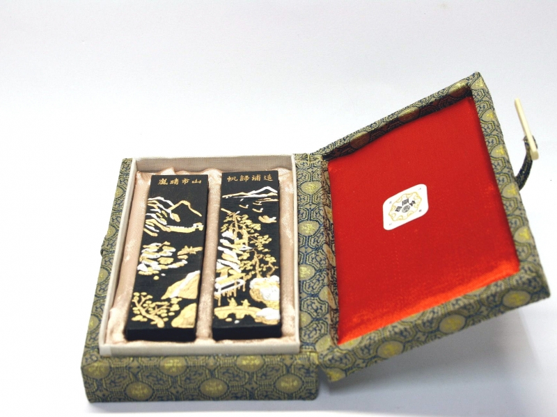 山水紋(嵐晴市山o帆歸浦遠) 上海墨廠胡文開 盒裝對墨 "Landscape Pattern" Shanghai Huwenkai Black Ink Stick Set 山水紋(嵐晴市山o帆歸浦遠) 上海墨廠胡文開 盒裝對墨 "Landscape Pattern" Shanghai Huwenkai Black Ink Stick Set